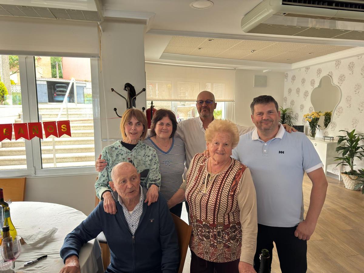 Los cuatro hermanos Slvia, Mary, Manuel y César Martínez Palmeiro, con los padres Manuel y Rosa, que regentan el restaurante Loureiro en Bueu.