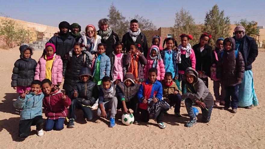 Detrás, Davinia González, Octavio O'Shanahan y Víctor Santana, juntos a profesores del colegio de Smara.