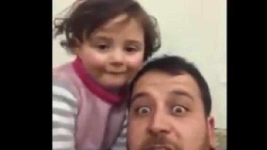 Un padre sirio simula ante su hija que las bombas son un juego