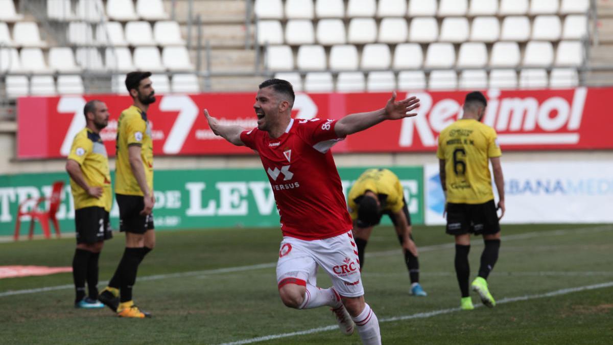 Víctor Curto celebrando un gol en uno de los encuentros de esta temporada.