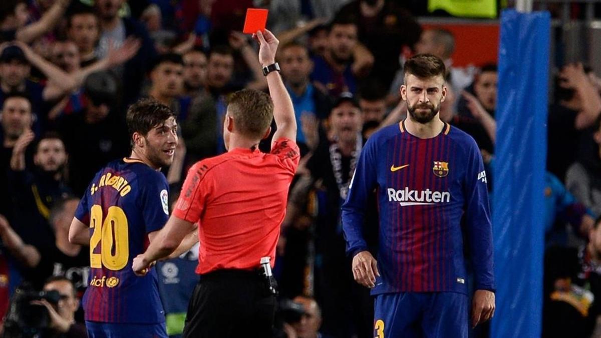 Hernández Hernández expulsa a Sergi Roberto, en presencia de Piqué, en el clásico del Camp Nou del pasado 6 de mayo de 2018.