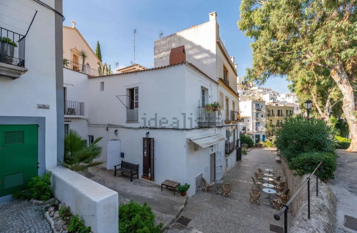 A la venta un edificio con dos apartamentos y negocio en Ibiza por 625.000 euros