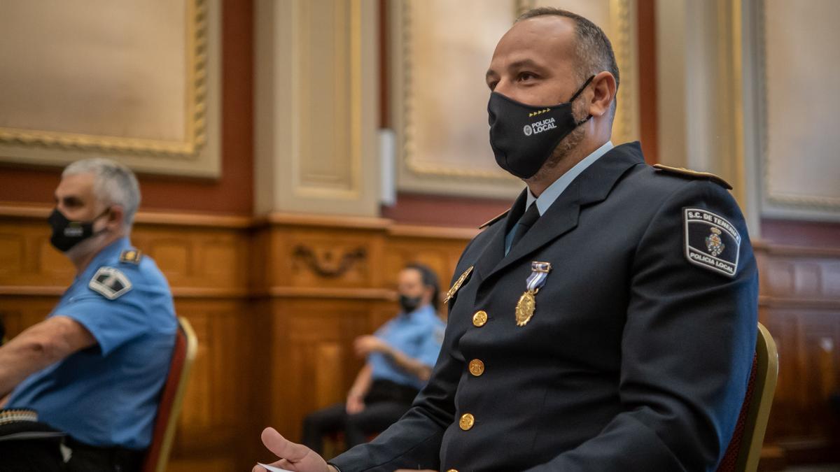 Santiago Lemus, oficial de la Policía Local de Santa Cruz que ha recibido la medalla de oro al mérito policial.