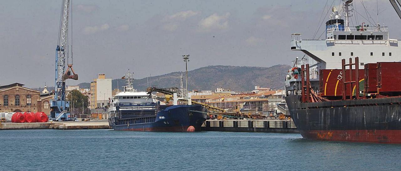 Vista del muelle norte que se quiere reconvertir en zona de ocio, con La Nau al fondo. | TORTAJADA