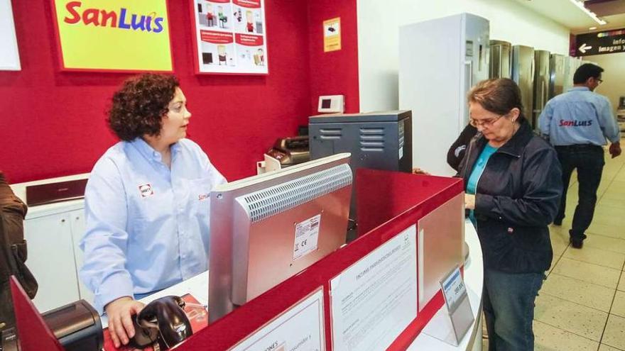 Una empleada atiende a una clienta en una tienda de San Luis.