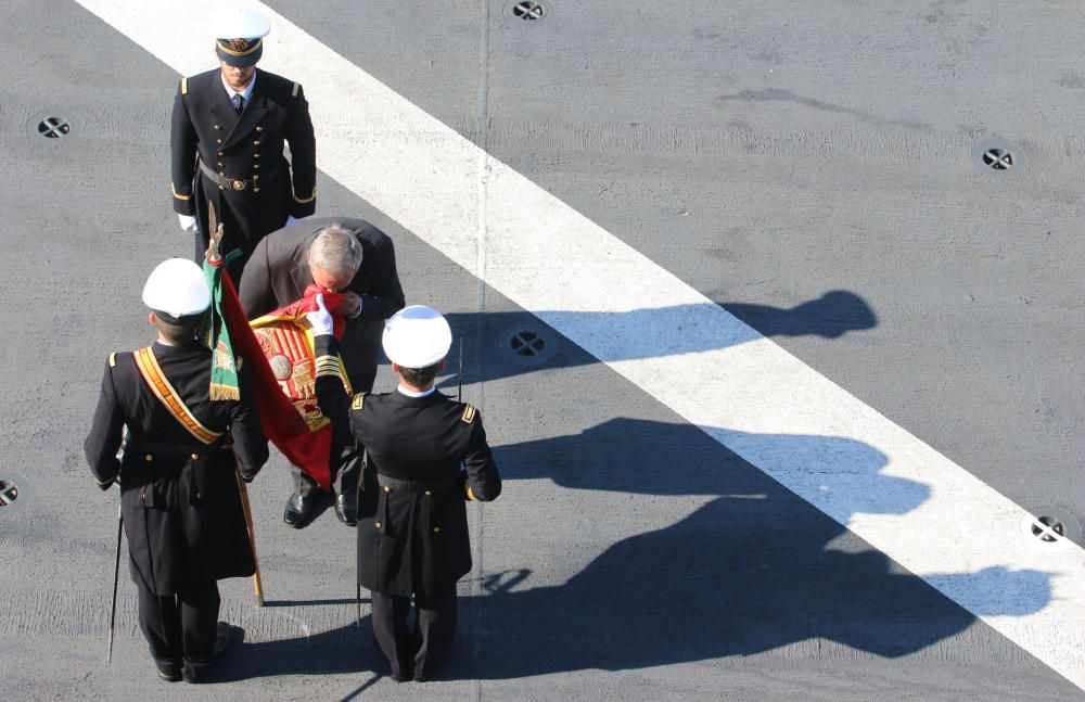 Jura de bandera civil en el portaviones Juan Carlo