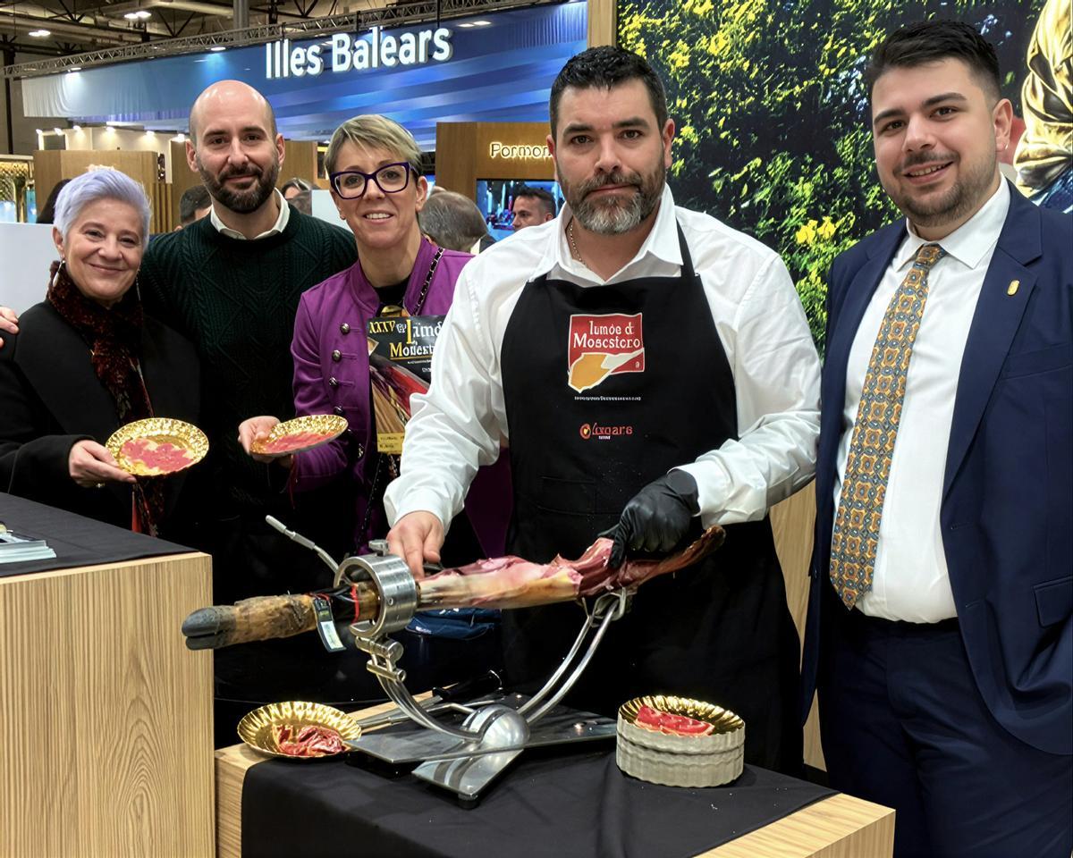 Representantes municipales de Tentudía en las catas de Jamón de Monesterio