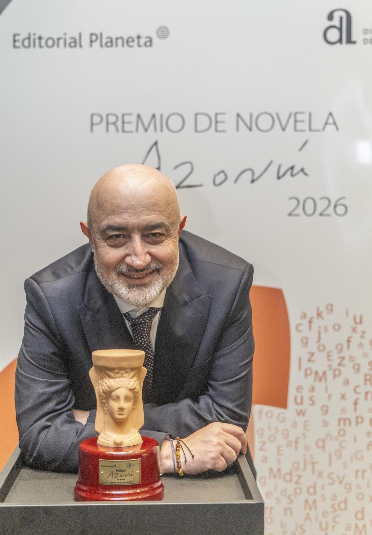 Pablo Álvarez posa con el galardón tras la gala del Premio Azorín de Novela