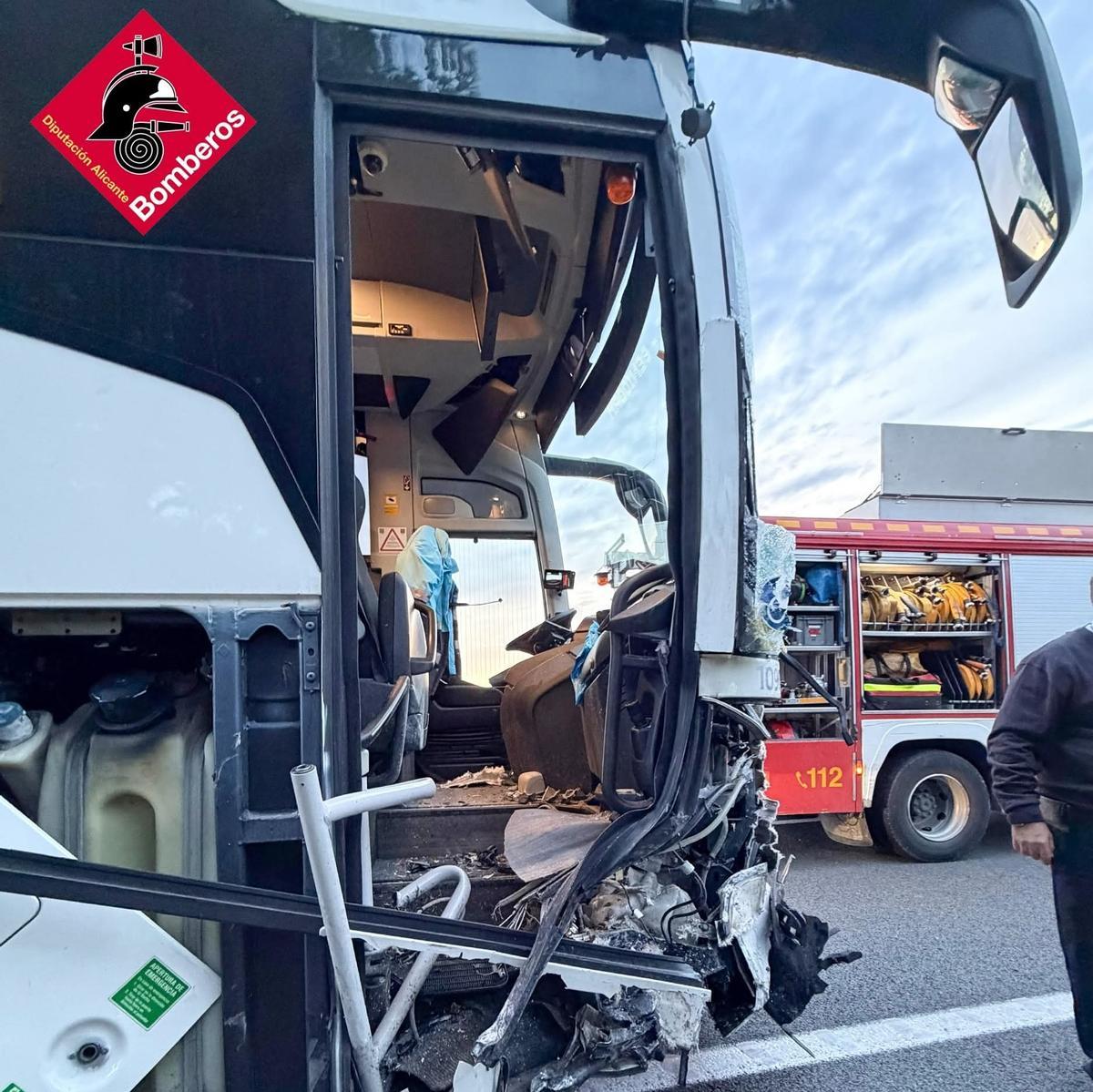 Los daños que el choque en la N-332 en Benissa con un coche dejó en un autobús