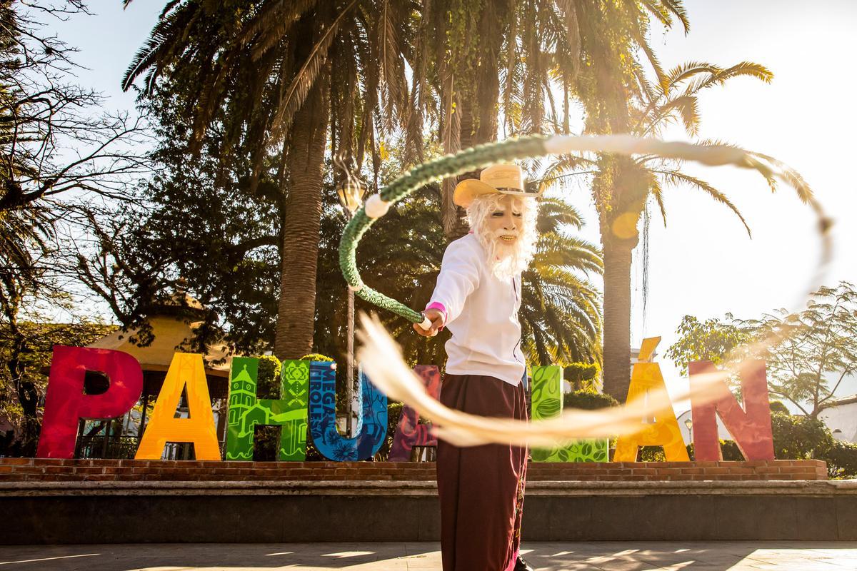 El Carnaval de Pahuatlán, en Puebla, es una fiesta tradicional de la Sierra Norte que mezcla la cultura otomí y nahua. Destaca por los batallones de huehues (viejos) que bailan por las calles con máscaras de madera o papel amate para celebrar la vida y la historia loca