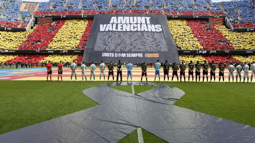 Homenaje en Mestalla a las víctimas de la DANA antes del Valencia-Betis, en imágenes