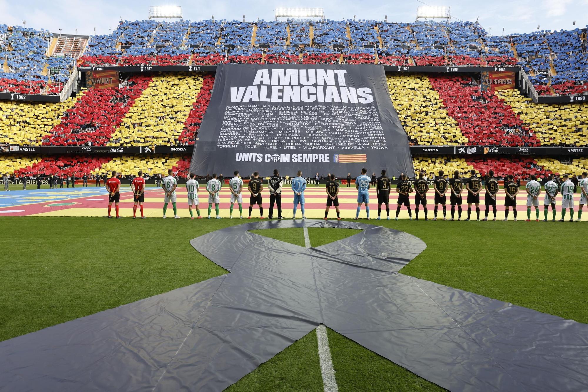 Homenaje en Mestalla a las víctimas de la DANA antes del Valencia-Betis, en imágenes