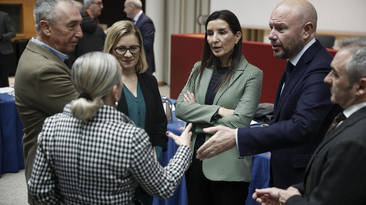 La consellera Ruth Merino, con representantes de todos los grupos políticos en la reunión de la comisión mixta sobre financiación