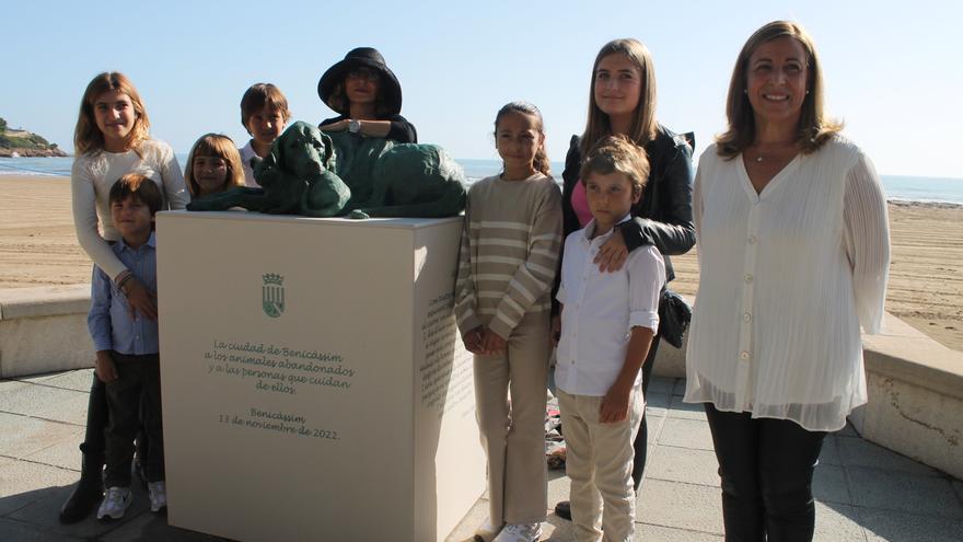Elena Negueroles dona a Benicàssim la escultura &#039;Callejeros&#039;
