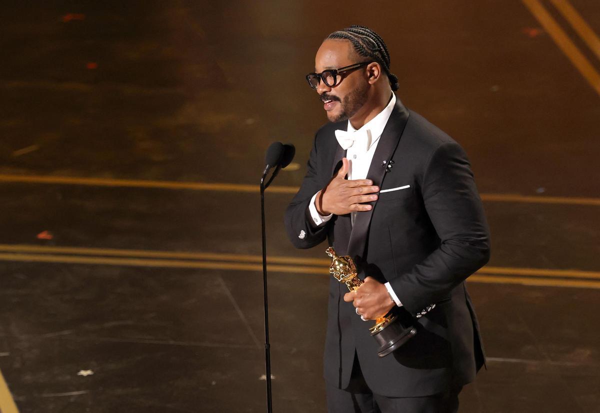Ryan Coogler recoge el premio Oscar al mejor guion original por 'Los pecadores'