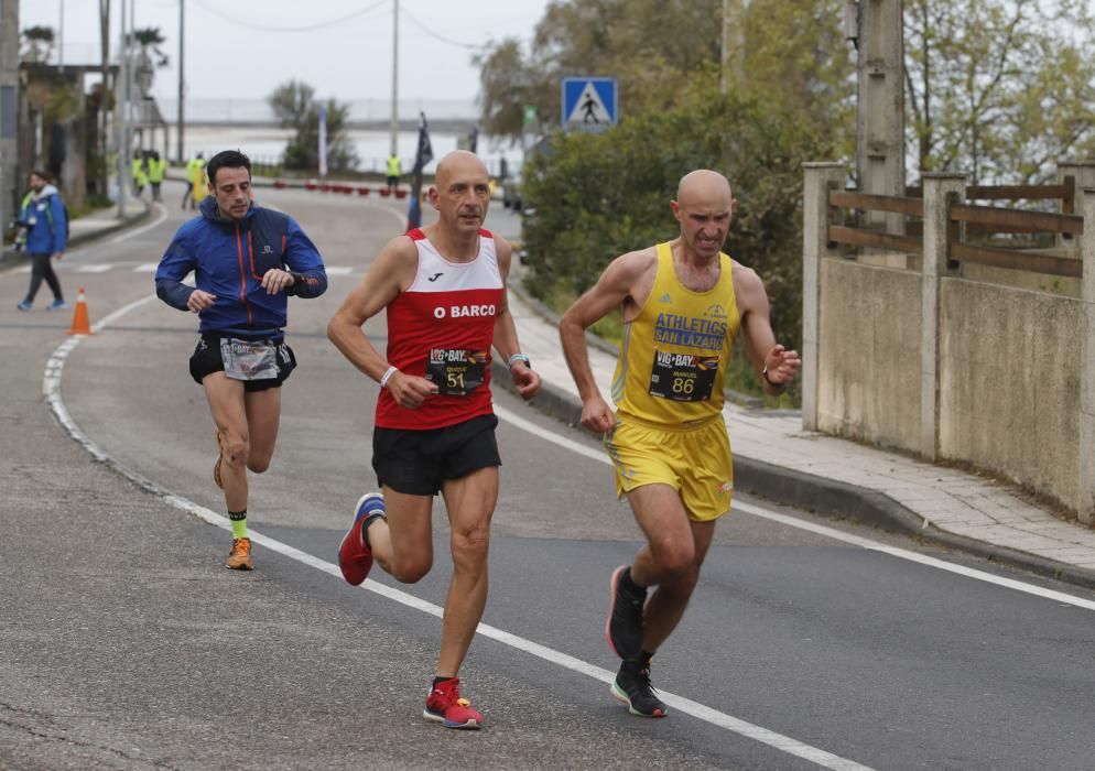Los corredores del maratón completan la primera mitad del recorrido en los alrededores de Samil y Coruxo.
