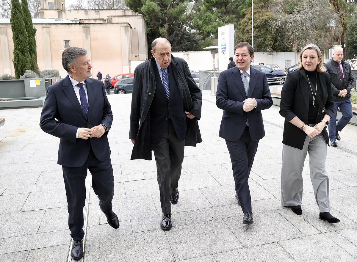 El presidente Mañueco, junto a Isabel Blanco, a su llegada a un acto en Madrid.