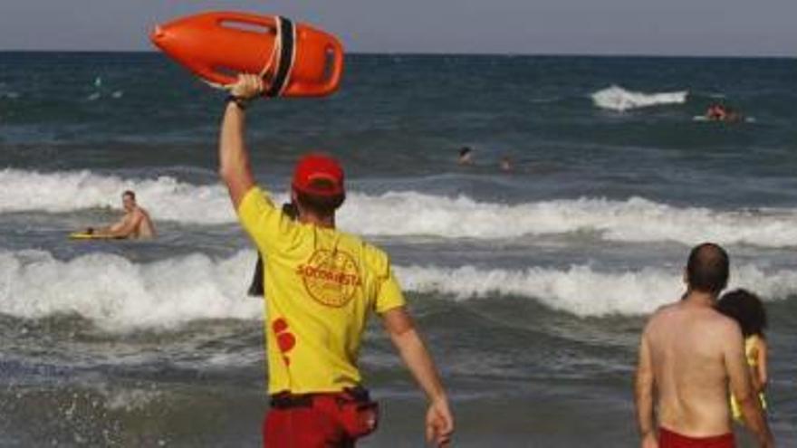 Hasta 27 rescates tuvieron que realizar los socorristas de las playas de Alicante ante las imprudencias de muchos bañistas que no respetaron las banderas rojas que ondearon en Urbanova, San Juan y el Postiguet.