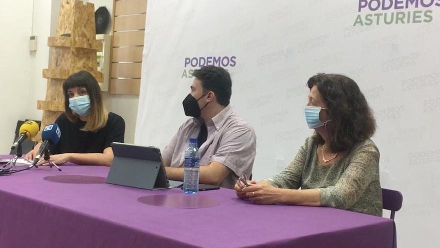 La responsable del Área de feminismo, diversidad y LGTBIQ de Podemos Asturies, Jara Cosculluela, junto a Álex Minculeasa y Ángeles Fal