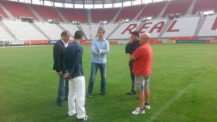 Julen Lopetegui, en el centro, ayer en el estadio Nueva Condomina.