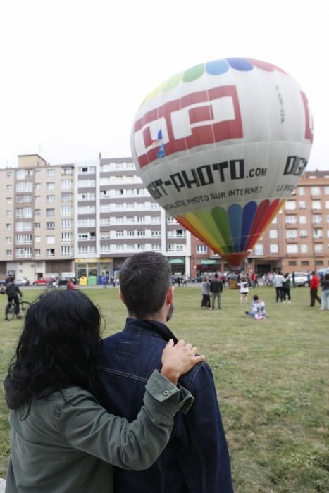 Salida de la regata de globos aerostáticos desde el "solarón", en Gijón.