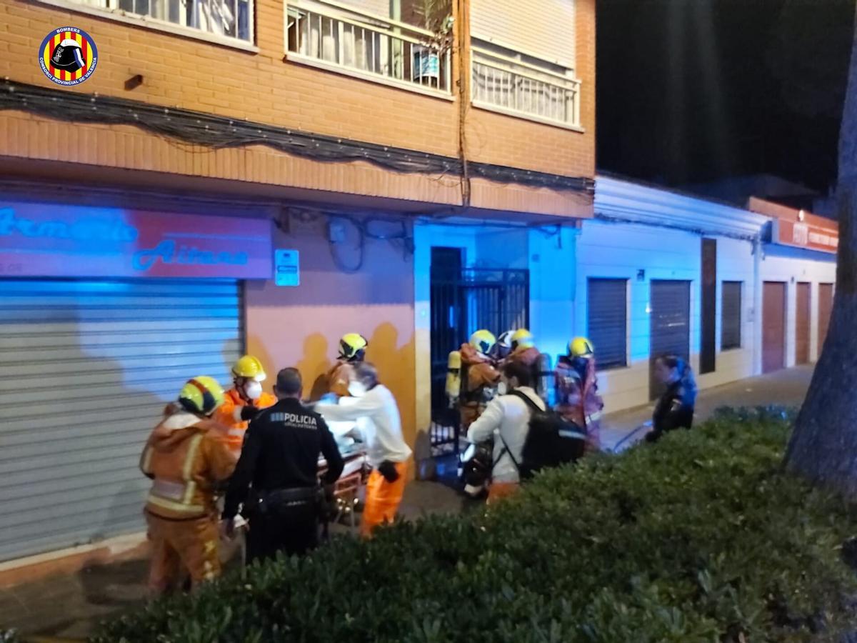 Los bomberos en la vivienda de Paterna