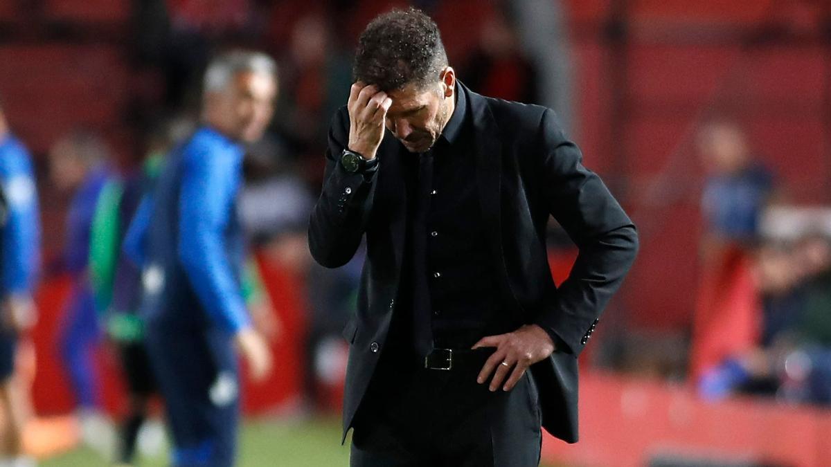 Simeone se lamenta tras la derrota del Atlético en Mallorca.