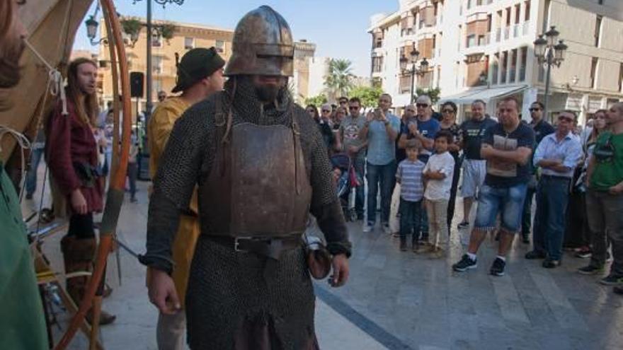 El espectáculo y las exhibiciones del grupo de especialistas Lobos Negros despertó la curiosidad del público en la plaza del Congreso Eucarístico.