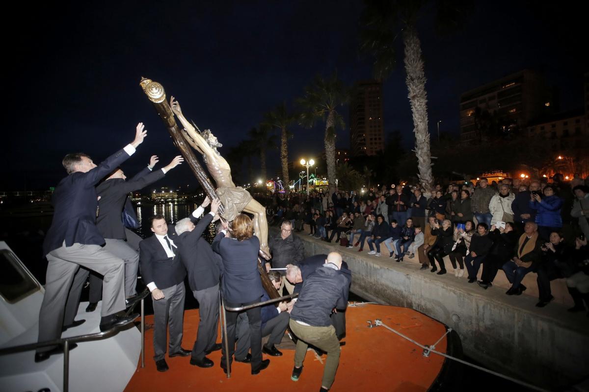 El Cristo del Mar en su llegada al Puerto de Alicante