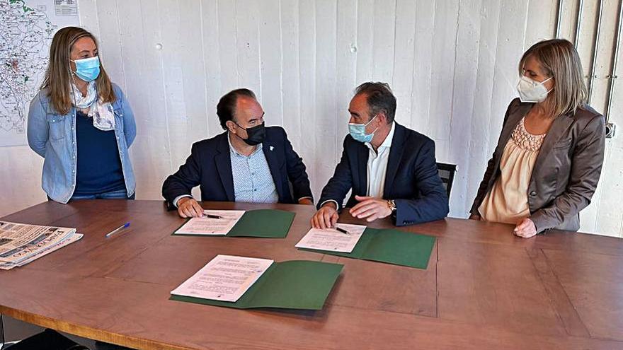 José Crespo y Luciano Fernández, en la firma del convenio.