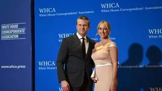¿Llevó la esposa de Pete Hegseth un vestido de Temu de 42 dólares a la cena de corresponsales de la Casa Blanca?