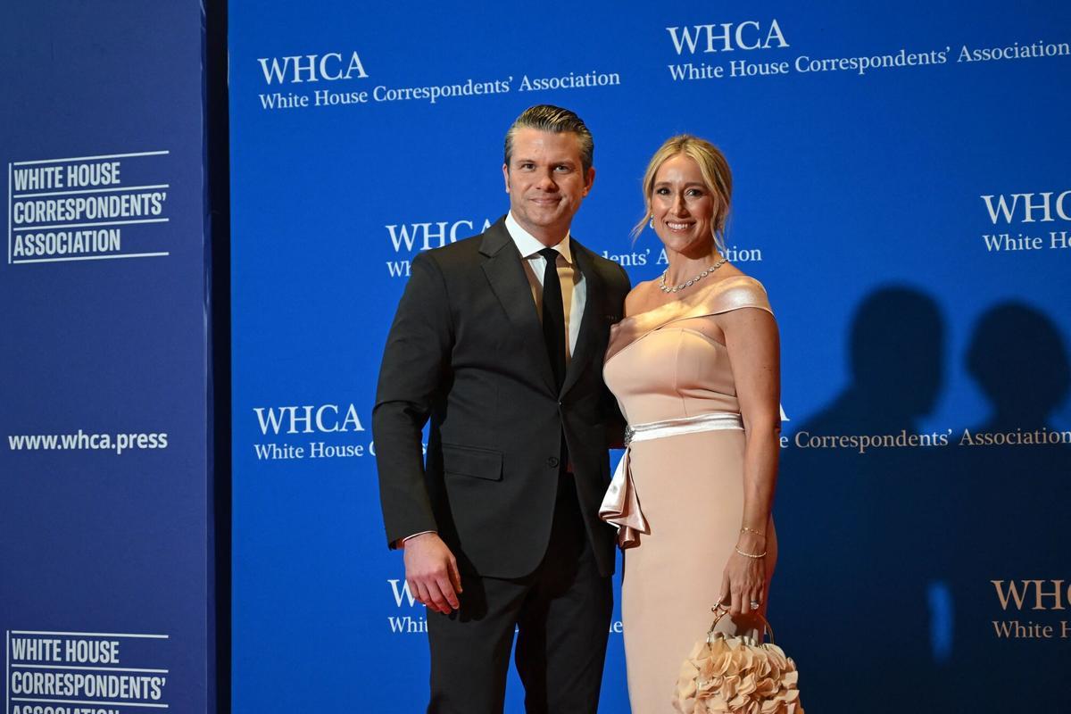 El secretari de defensa dels EUA, Pete Hegseth i la seva dona, Jennifer Rauchet, arriben al sopar de corresponsals de la Casa Blanca, a l’hotel Washington Hilton de Washington.