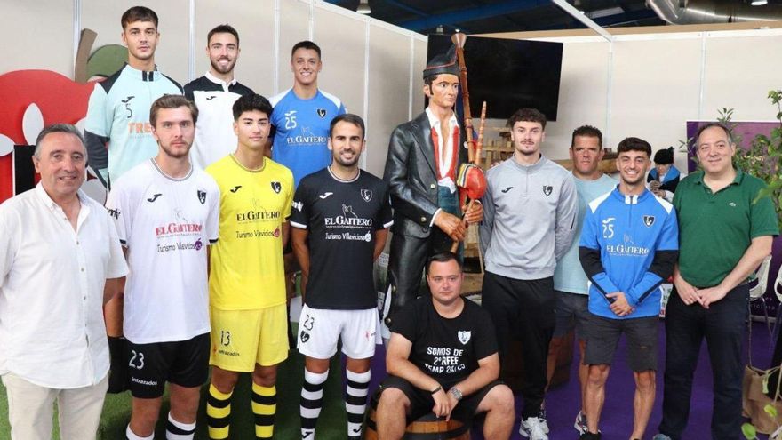 El Lealtad presentó sus nuevas equipaciones en el stand de Villaviciosa en la Feria de Muestras