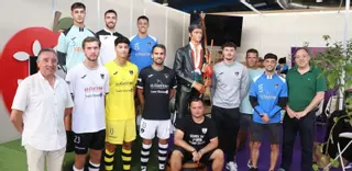 El Lealtad presentó sus nuevas equipaciones en el stand de Villaviciosa en la Feria de Muestras