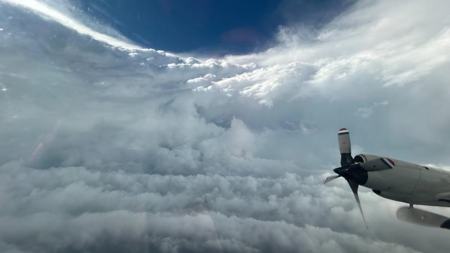 Fotografía divulgada este martes por el Centro de Operaciones de Aeronaves (AOC) de la Oficina Nacional de Administración Oceánica y Atmosférica (NOAA) tomada desde un avión caza huracanes mientras se adentra en el ojo del huracán Beryl durante su paso por el Caribe.