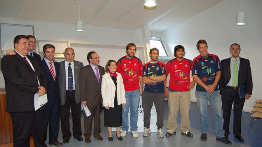 Patrocinadores, directivos, y jugadores del Ednon Universidade de Vigo, ayer en el CUVI durante la presentación.