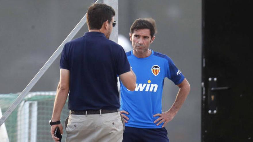 Marcelino habla con Mateu antes del entrenamiento.