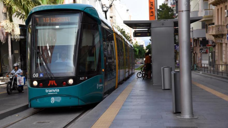 Tranví parado en Santa Cruz de Tenerife por la falta de fluido eléctrico.