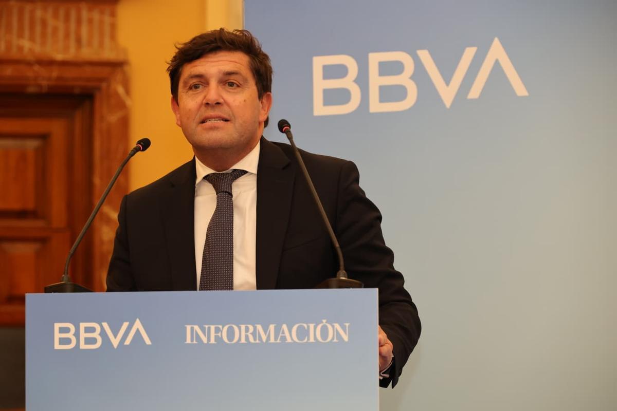 La mesa de expertos contó con Álvaro Manteca, responsable de Estrategia y Análisis de Mercados de Banca Privada de BBVA; Leonardo Fernández, director general de Schroders; y Ximo Raga, director de Banca Privada de la Dirección Territorial Este de BBVA.