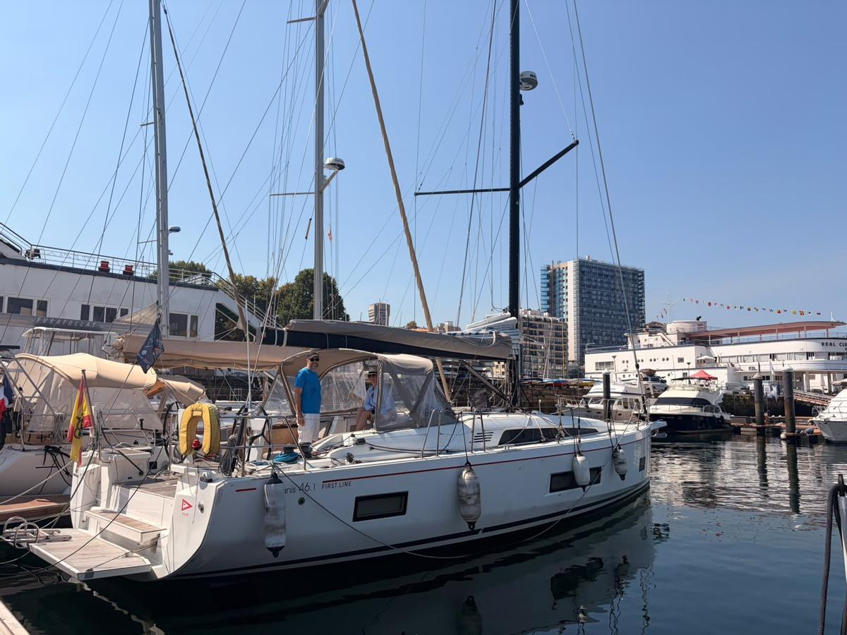 Antonio Acuña y su mujer en el barco en el puerto de Vigo