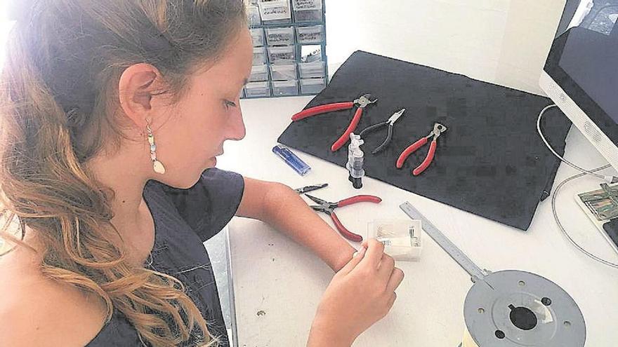 Una joven valenciana se costea su mano biónica tras vender miles de pulseras
