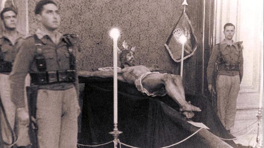 Imagen de una escuadra de gastadores de la Legión escoltando al Cristo de la Sangre la noche previa a su bendición por el obispo Balbino Santos.