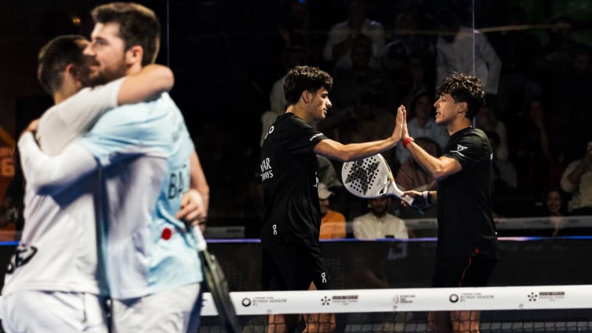 Tapia y Coello celebran el triunfo ante los 128 y 130 del mundo quienes les ganaron un set
