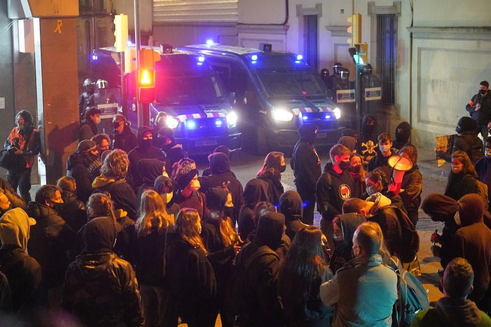 Unes 150 persones es manifesten a Girona sota el lema «Prou repressió, antiavalots dissolució»