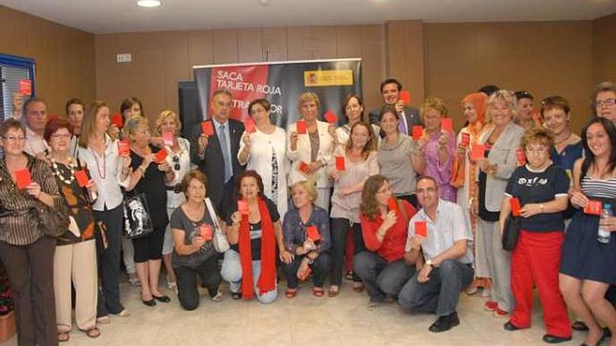 La secretaria de Igualdad, ayer, entre políticos locales y mujeres.