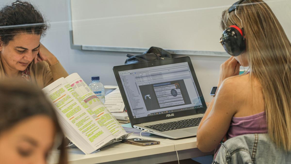 Una estudiante universitaria utilizando tecnología para estudiar