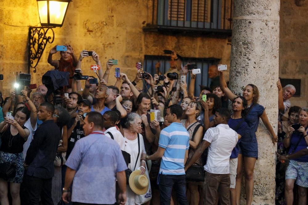 Los Obama visitan La Habana Vieja.