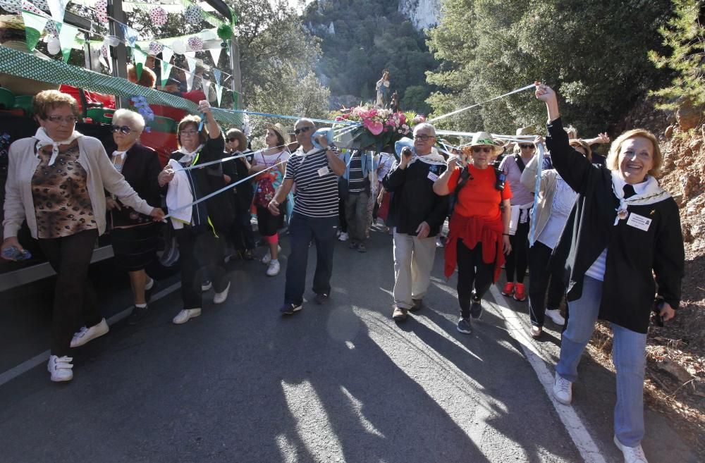 Traslado de la Virgen de Los Lirios al Santuario de la Font Roja.