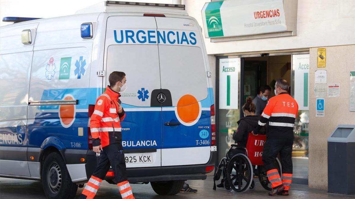 Traslado de pacientes con sospecha de covid al hospital Reina Sofía.