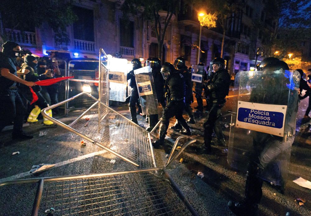 Cargas policiales en la Delegación del Gobierno